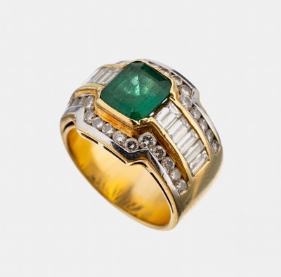 18 kt Gold Diamant-Smaragd-Ring, GG/WG 750/000, Smaragd im Emerald Cut ca. 2.80 ct, 10 Diamant-Baguettes und 30 Brillanten zus. ca. 2.00 ct ...