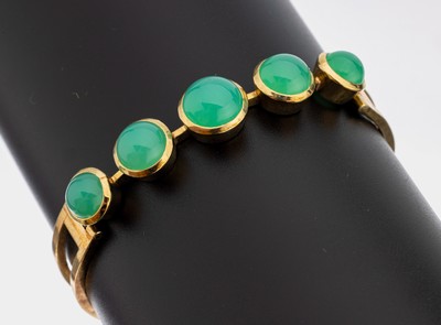 14 kt Gold Chrysopras-Armreif, GG 585/000, 5 Chrysopras-Cabochons im Verlauf von guter Farbe, ca. 27.8 g, Klappscharnier, D. ca. 6 cm