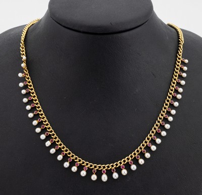 18 kt Gold Rubin-Zuchtperl-Collier, GG 750/000, 37 kleine Rubine in Zargenfassung jew. mit kleinen Zuchtperle als Abschluss, D. ca. 3.4 - 1.5 mm ...
