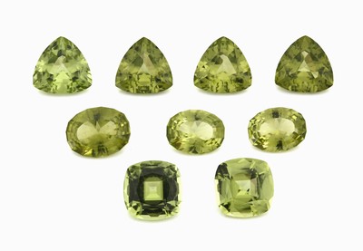 Lot 9 lose Peridots zus. ca. 14.50 ct; 2 x im Kissenschliff zus. ca. 3.54 ct; 3 x ovalfacett. zus. ca. 3.89 ct; 4 x facett. Triangel zus. ca. 7.10 ct