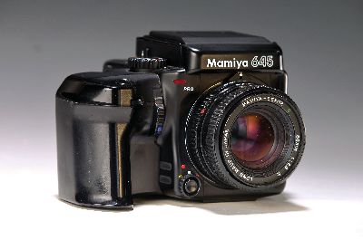 Mittelformatkamera Mamiya 645 Pro, Bj. 1993-98, Seriennr. QD1204, mit Mamiya-Sekor 1:2.8 80mm, Gebrauchsspuren, im orig. Karton, Einstelllupe fehlt; ...