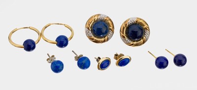 Konvolut 5 Paar Lapislazuli-Ohrstecker, best. aus: 1 Paar Creolen, GG 585/000, D. ca. 2 cm, mit Kugel-Einhänger, 1 x GG 333/000 gepr., mit rhod. ...