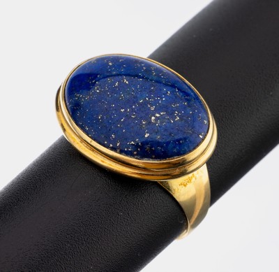 18 kt Gold Lapislazuli-Ring, GG 750/000, schlichte Gestaltung, ovaler Lapislazuli- Cabochon, Pyrit-Einschlüsse, RW 56, ca. 4.4 g