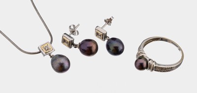 14 kt Gold Perl-Diamant-Schmuckset, WG 585/000, best. aus: 1 Ring, RW 58, mittig Zuchtperle, D. ca. 6.5 mm, Ringschultern mit 16 kl. 8/8-Diamanten, ...