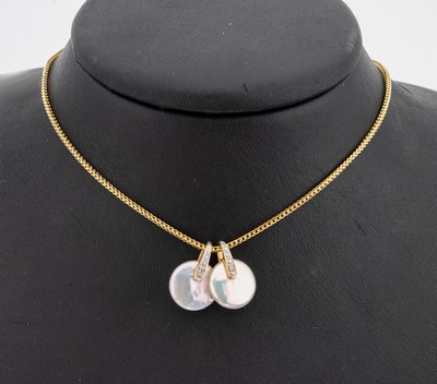 14 kt Gold Kette mit 2 14 kt Gold Perlmutt- Diamant-Anhängern, GG 585/000, L. ca. 40 cm, Karabinerschließe, 2 Anhänger mit Perlmuttscheiben und 2 ...