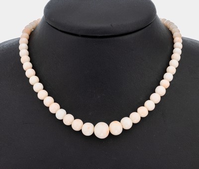 Korallen-Collier mit 18 kt Gold Schließe, GG 750/000, im Verlauf Engelhautkorallen -Kugeln, D. ca. 3.6-10.2 mm, L. ca. 63 cm, Kastenschließe, ...