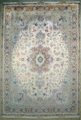 Täbriz fein(60 Raj), Persien, Mitte 20.Jhd,Korkwolle mit und auf Seide, ca. 340 x 235 cm,ca. 640.000 Kn/qm, EHZ: 2(fleckig)