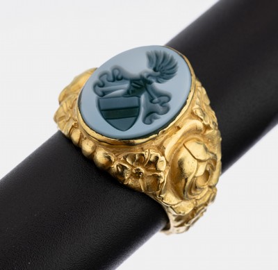 Lagenachat-Siegelring, Silber verg., ovale Lagenachat-Platte mit Intaglio, Darstellung eines Familienwappens, Ringschultern floral, RW 61