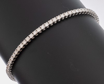 14 kt Gold Brillant-Armband, WG 585/000, 70 Brillanten zus. ca. 4.10 ct feines Weiß- l.get.Weiß/vs1-2, L. ca. 18.5 cm, Kastenschloss mit ...