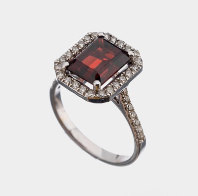 14 kt Gold Granat-Brillant-Ring, WG 585/000, Granat im Emerald Cut ca. 3.62 ct, 24 Brillanten zus. ca. 0.49 ct Weiß/vs-si, ca. 4.4 g, RW 53, Kopie ...