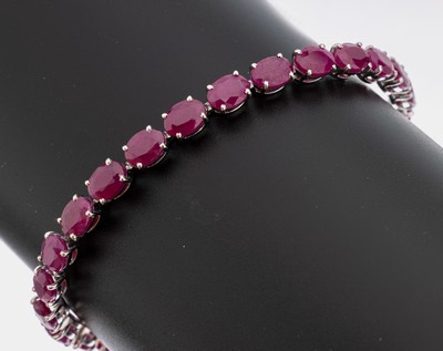 14 kt Gold Rubin-Armband, WG 585/000, 25 ovalfacett. Rubine zus. ca. 26.24 ct, L ca. 18.5 cm, Kastenschloss mit Sicherheitsacht, ca. 15.4 g