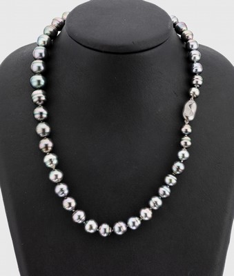 Tahitizuchtperl-Collier, Schließe Silber und Metall, 43 barocke Tahiti-Zuchtperlen, D. ca. 8-11 mm, nat. Wachstumsmerkmale, Lüster lila-grün-grau ...