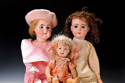 Drei Porzellankopfpuppen, Anfang 20. Jh., The Dollar Princess 62, braune Schlafaugen, offener Mund, vier Zähne, H. 60 cm; große Porzellankopfpuppe, ...