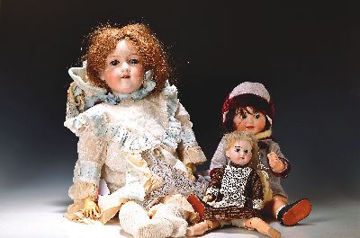 Drei Porzellankopfpuppen, Anfang 20. Jh., Armand Marseille, 390n, 12/1/2, braune Schlafaugen, offener Mund, vier Zähne, Massegliederkörper, muss ...