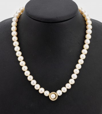 Zuchtperl-Collier mit 18 kt Gold Brillant- Schmuckschließe, GG 750/000, Akoya- zuchtperlen, D. ca. 7.5 mm, außergewöhnliche Steckschließe, 27 ...