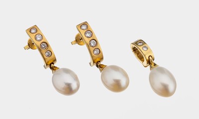 18 kt Gold Perl-Brillant-Schmuckset, GG 750/000, best. aus: 1 Paar Ohrhänger, L.ca. 3 cm und 1 Clipanhänger, L. ca. 2.5 cm, 11 Brillanten zus. ca. ...