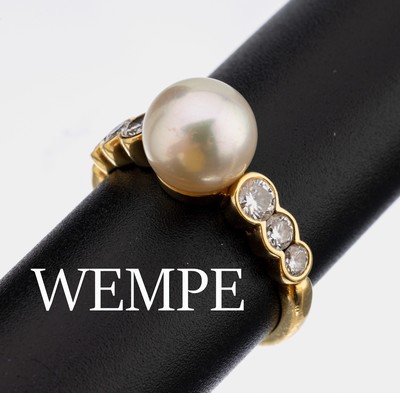 18 kt Gold WEMPE Perl-Brillant-Ring, GG 750/000, mittig Zuchtperle, D. ca. 8.5 mm, 6 Brillanten zus. ca. 0.36 ct feines Weiß- Weiß/si, RW 55, ca. ...