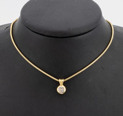 18 kt Gold Brillant-Anhänger, GG 750/000, schlicht, Brillant ca. 0.30 ct Weiß/si, an Schlangenkette, GG 750/000, L. ca. 40 cm, Karabinerschließe, ...