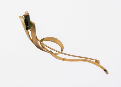 18 kt Gold Turmalin-Brosche, GG 750/000, part. sat., außergewöhnliche geschwungene Gestaltung, facett. Turmalin-Stab, ca. 9.8 x 1.7 cm, ca. 11.8 g