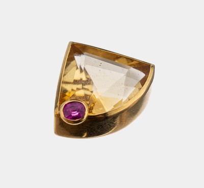 Ausgefallener 18 kt Gold Citrin-Rubin- Anhänger, GG 750/000, facett. Citrin- Triangel ca. 3.50 ct, ovalfacett. Rubin ca. 0.10 ct, ca. 1.2 x 1.2 cm, ...