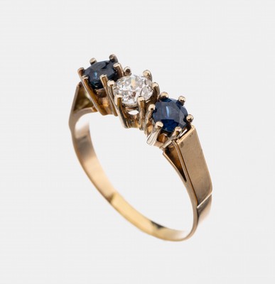 18 kt Gold Diamant-Saphir-Ring, GG 750/000 gepr., mittig Altschliffdiamant ca. 0.35 ct feines Weiß/vs, 2 rundfacett. Saphire zus. ca.0.40 ct, RW ...