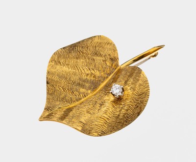 14 kt Gold Brillant-Brosche, GG 585/000 sat., plastische Darstellung eines Blatts, 1 Brillant ca. 0.07 ct Weiß/si, ca. 4 x 3 cm, ca. 8.6 g, ...