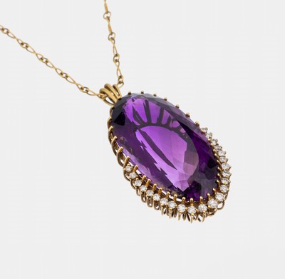 14 kt Gold Amethyst-Diamant-Anhänger, GG 585/000, ovalfacett. Amethyst ca. 85.00 ct, 23 8/8-Diamanten zus. ca. 1.00 ct Weiß/si, an Kette, GG ...