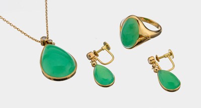 18 kt Gold Chrysopras-Brillant-Konvolut, GG750/000, best. aus: 1 Anhänger, tropfenf. Chrysopras-Cabochon ca. 18.00 ct, 3 Brillantenzus. ca. 0.07 ct ...