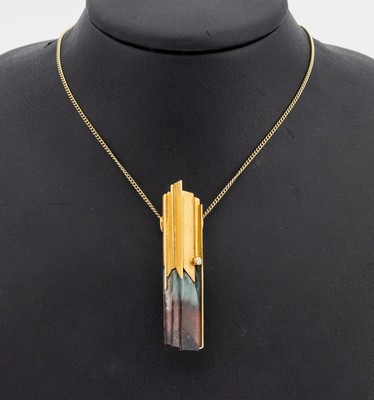 18 kt Gold Turmalin-Brillant-Anhänger, GG 750/000, abstrakte Gestaltung, Turmalin- Rohstein mit Farbverlauf, 1 Brillant ca. 0.02 ct Weiß/si, L. ...
