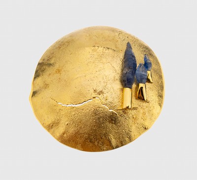 18 kt Gold Tansanit-Brosche, GG 750/000, Oberfläche strukturiert, rund, 3 Tansanit- Rohsteine, D. ca. 5.2 cm, ca. 23.3 g, Meistermarke unged.
