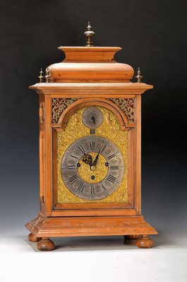 Barockuhr, mit Carillon und Monat/Datumsanzeige, süddt. um 1780, Holzgehäuse reich profiliert, vierseitig verglast, verziertes Messingbogen ...