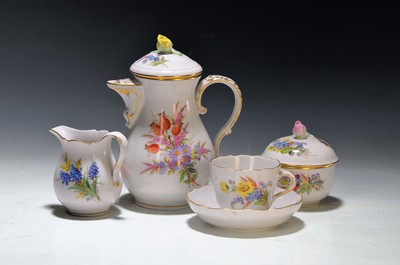 Mokkaset, Meissen, 2. Hälfte 20. Jh., Porzellan, Wiesenblumendekor, Mokkakanne, Zuckerdose, Milchkännchen und zwei Mokkatassen mit Untertassen, ...
