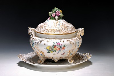 Deckelterrine mit Presentoire, KPM Berlin, um 1880/90, Porzellan, Hausmalerei, Obstbukett, Goldstaffage, H. ca. 31 cm, L. Tablett ca. 39 cm, l. ...