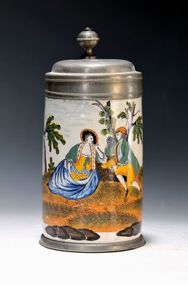 Walzenkrug/Fayencekrug, Crailsheim, um 1770/80, Fayence mit weißer Engobe, polychrom mit Scharffeuerfarben bemalt, Gärtnerpaar mit Obst unter einem ...