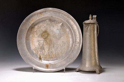 Zinnteller und Zinnkanne, Barock, 18. Jh., Teller mit Sinnspruch: Vive Le Roy 1787, Del Cambret, mit graviertem Dekor, Wappen, Kirche und ...