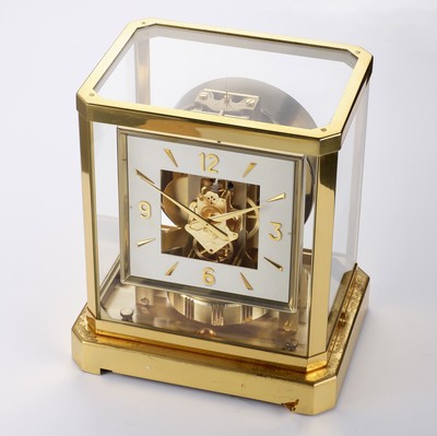 LeCoultre Tischuhr Pendule Perpetuelle Serie Atmos VI, Schweiz um 1970, verg. und 5- seitig verglastes Geh. pat./korr., eckiges Zifferblatt mit ...