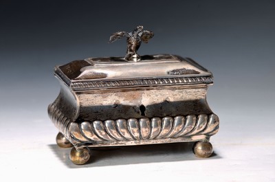 Zuckerdose/ Deckeldose, wohl Berlin, um 1800, Silber, Tremoulierstich, auf vier Kugelfüssen stehend, Adlerbekrönung, 13x13x9 cm, ca. 360g, ohne ...