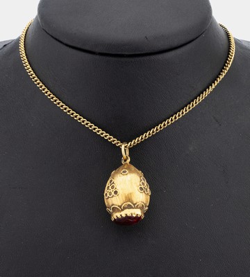 18 kt Gold Farbstein-Anhänger, GG 750/000 gepr., Oberfläche sat., gefüllt, aufgelegte Golddrähte, ovalfacett. rote Synthese, an Kette, GG ...
