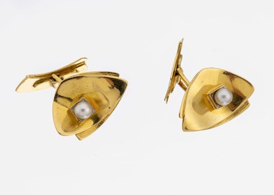 Paar 18 kt Gold Zuchtperl-Manschettenknöpfe, GG 750/00, abstrakt, 2 Akoyazuchtperlen, D.ca. 4.4 mm, Perlen sek., ca. 12.1 g