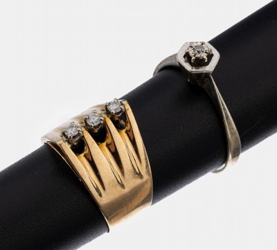 14 kt Gold Brillant-Ring, GG/WG 585/000 gepr., spitz zulaufender Ringkopf, 3 in WG gefasste Brillanten zus. ca. 0.12 ct Weiß/si, RW 51, ca. 5.7 g, ...
