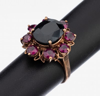 8 kt Gold Saphir-Amethyst-Ring, RoseG 333/000, mittig ovalfacett. Saphir ca. 4.0 ct, umgeben von 8 rundfacett. wohl Amethysten zus. ca. 2.0 ct, RW ...