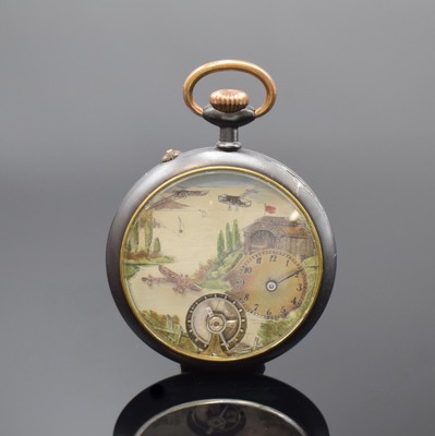 Offene Eisentaschenuhr mit dezentraler Zeitanzeige, um 1900, Monocogue-Geh., Glasrand aufgedr., Zifferblatt mit Flieger- Szenerie bemalt, dezentrale ...