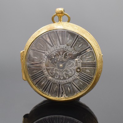 DeCHARME London vergoldete frühe Spindeltaschenuhr, um 1720, Schlüsselaufzug, grav. Geh., vers. Zifferbl. m. röm. Zahlen, verg. Werk m. Kette u. ...