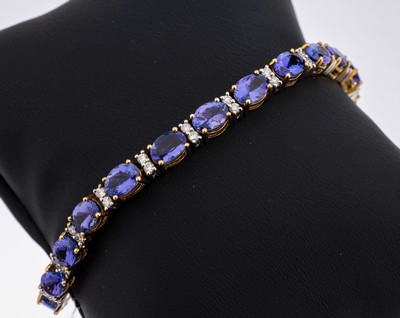 18 kt Gold Tansanit-Brillant-Armband, GG/WG750/000, qualitätvolle Verarbeitung, 21 ovalfacett. Tansanite zus. ca. 17.00 ct, 42 Brillanten zus. ca. ...