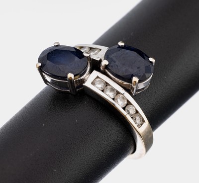 18 kt Gold Saphir-Brillant-Ring, WG 750/000, 2 ovalfacett. Saphire zus. ca. 2.40 ct (beh.), 10 Brillanten zus. ca. 0.26 ct Weiß/si, RW 54, ca. 5.1 ...