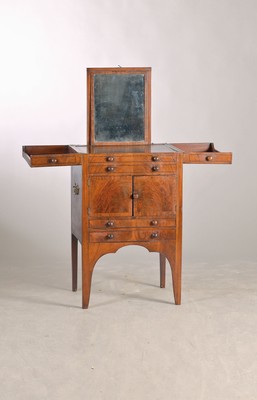 Frisiertisch/Kommode, England, um 1850/60, Mahagonifurnier z.T. massiv, Korpus mit aufklappbarer Deckplatte und herausziehbarem Spiegel, sowie in der ...