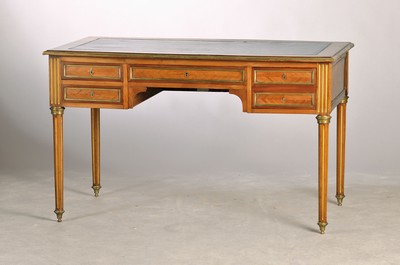 Bureau Plateau/Schreibtisch, Frankreich, um 1900, Mahagonifurnier, fünfschübig, auf kannelierten Beinen, Kanten, Fläche und Kanneluren mit Messing ...