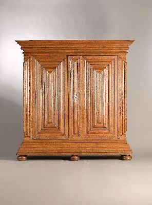 Frankfurter Wellenschrank, Ecknasenschrank um 1720, Eiche massiv, Gesims und Sockel, Korpus und auf den Türen mit kräftigem Wellenprofil, kanten ...