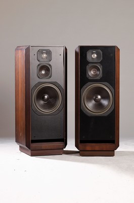 Paar Revox Boxen, "REVOX ATRIUM BM MK2", Baujahr 1987-91, Dreiwege-System, Nussbaum Echtholzfurnier, originale Abdeckungen vorhanden, laut ...
