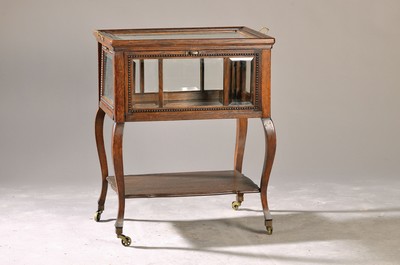 Servierwagen um 1900/10, Eiche massiv Korpus, vierseitig verglast, Deckplatte als Glasboden, fest montierte Deckplatte mit Glas,seitlich mit ...